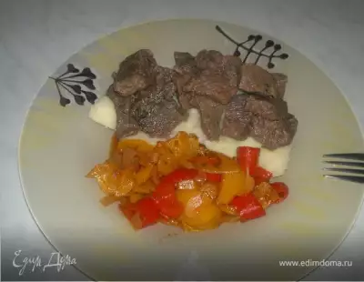 Картофельное пюре чатни из сладких перцев и ароматная мраморная говядина