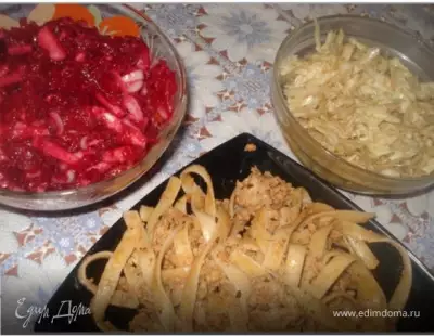Свекольный салат с пикантной заправкой и салат с белокочанной капустой и кунжутом