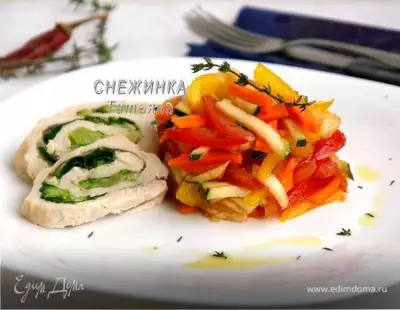 Цветное карпаччо из овощей с рулетом из курицы, брокколи и шпината фото