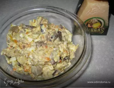 Салат со скумбрией, грибами и сыром Джюгас фото
