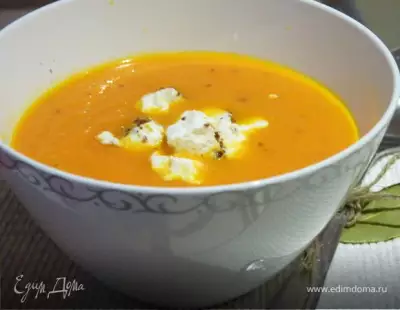 Морковный суп с кориандром и козьим сыром