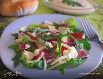 Салат с сырокопченым окороком сыром и ананасами