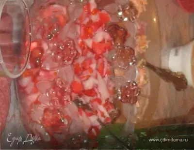 Салат с крабовым мясом, креветками и красной икрой. фото
