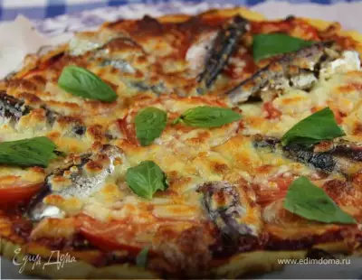 Пицца на кукурузном тесте с сардинами, томатами и моцареллой