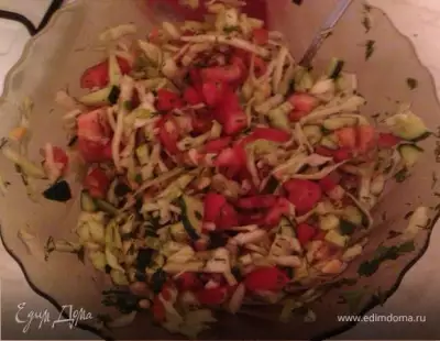 Овощной салат с кедровыми орешками