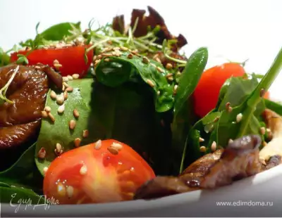 Освежающий салат со шпинатом устричными вешенками и кунжутом