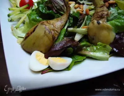 Теплый салат с артишоками-гриль, перепелиными яйцами и кедровыми орешками