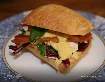 Сэндвич с курицей карри радиккио и базиликом