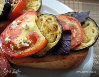 Острый бутерброд с обжаренным баклажаном и помидором