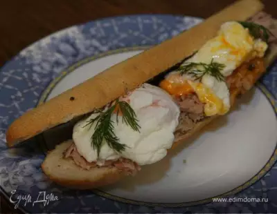 Бутерброд с яйцом, тунцом и тапенадом