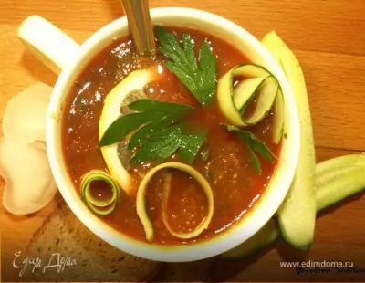 Ледяной томатно огуречный суп