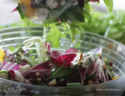 Салат с миндалем и рокфором фото