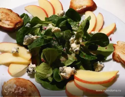 Полевой салат с сыром с голубой плесенью и яблоком