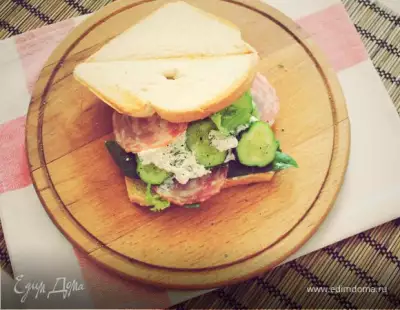 Утренний сэндвич с огурцом салями и фетой