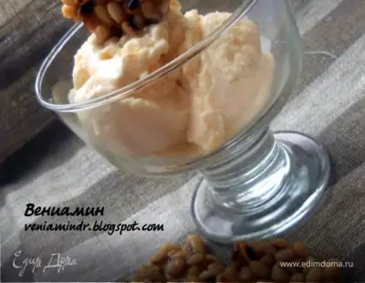 Мороженое рикотта с засахаренными кедровыми орешками