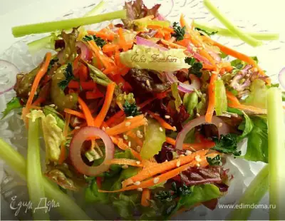 Витаминный салатик из сельдерея, моркови, листьев салата, лука и кунжута фото