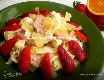 Легкий салат с курицей, ананасом и клубникой фото