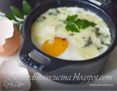 Яйца в горшочках с соусом Бешамель и сыром