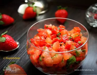 Легкий салат - тартар из помидоров и клубники