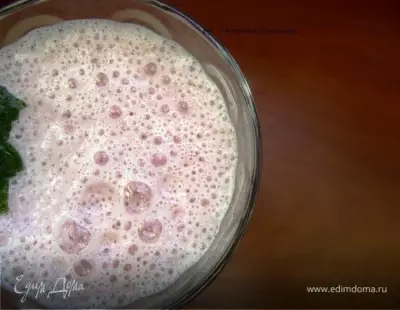 Клубничный молочный коктейль с мятой – милкшейк