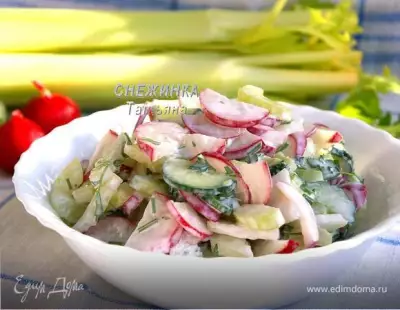 Хрустящий салат с редисом, сельдереем и огурцом