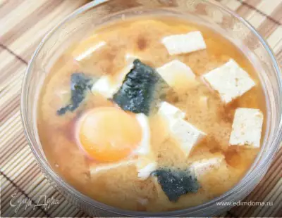 Суп мисо с креветками тофу и целым яйцом