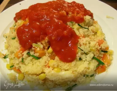Кускус вулкан с овощами сыром и томатным соусом