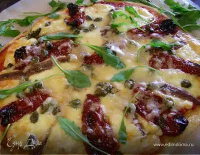 Пицца в средиземноморском стиле с анчоусами каперсами и вялеными томатами тесто на пахте
