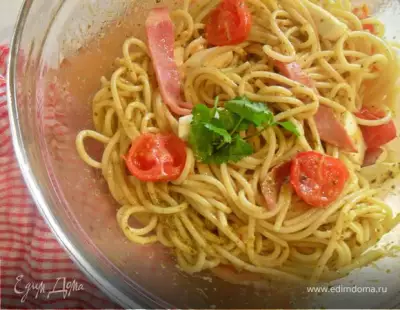 Спагетти с ветчиной, моцареллой под соусом песто