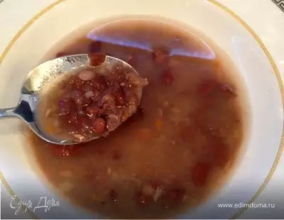 Грузинский суп из красной фасоли с орехами