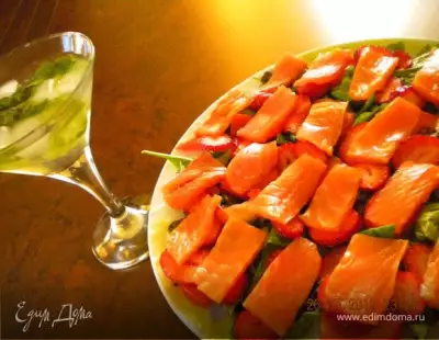 Салат с красной рыбой и клубникой кармэн
