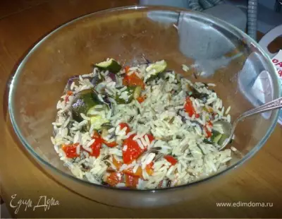 Салат из смеси риса с печеными овощами