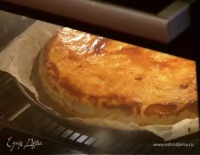 Луковый пирог с козьим сыром и пармезаном