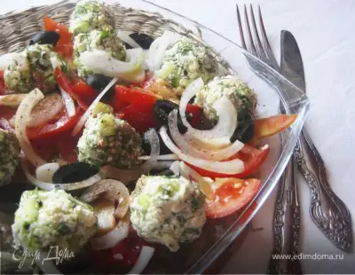 Салат из огуречно-брынзовых шариков и помидоров