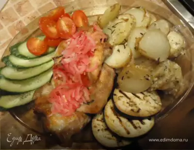 Стейки с картофелем по деревенски маринованным луком и овощами