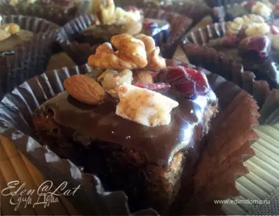 Шоколадное пирожное с орехами и вяленой клюквой