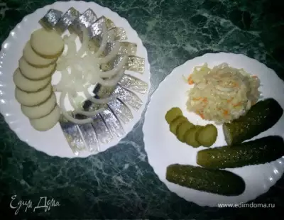 Назад в СССР: Вкусная закуска - сельдь с отварным картофелем