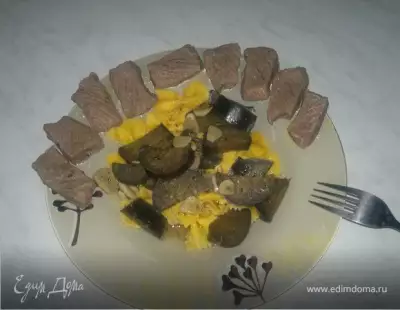 Яичные макароны бантики с чесночным баклажаном и мраморной говядиной.