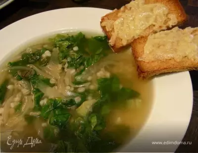 Суп с карамелизированным луком, перловкой и листовой капустой (или латуком)