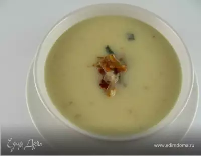 Крем суп из сельдерея с зажаркой из лука бекона и шалфея