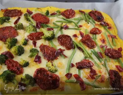 Пицца из поленты с брокколи вялеными томатами и моцареллой