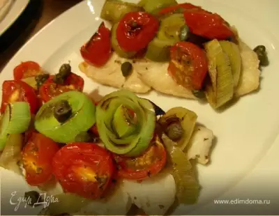 Рыба, запеченная по-итальянски с луком-пореем, помидорами черри и каперсами