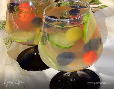 Овощной салат в желе с оливками и маслинами фото