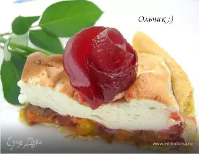 Сливовый пирог с меренгой и розой из сливового желе