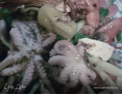 Салат с осьминожками креветками и грибами под горчичной заправкой
