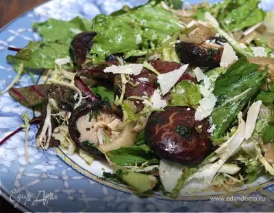 Зеленый салат с лесными грибами фото