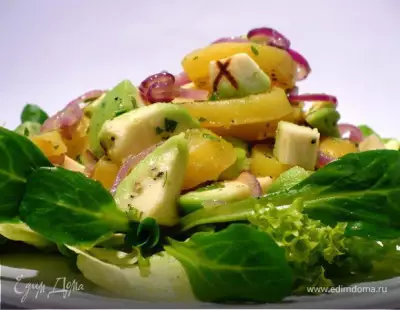Теплый салат из картофеля с авокадо и свежим салатом