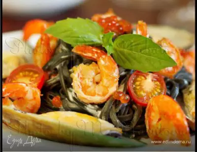 Черные спагетти с морепродуктами и сырным соусом