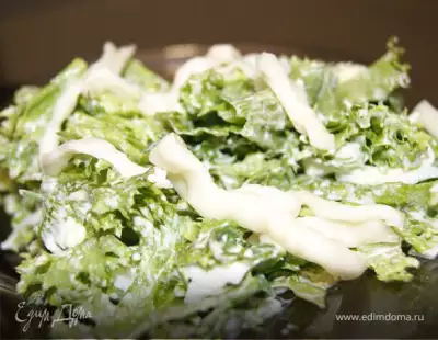 Салат из листьев салата с сыром Сулугуни