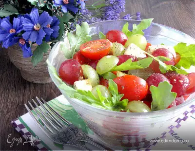 "Круглый" салат из винограда, черри и моцареллы